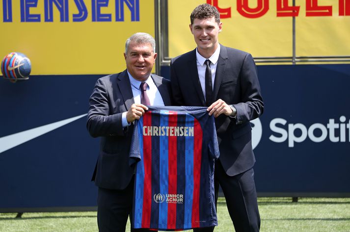 Joan Laporta, forseti Barcelona, ásamt Andreas Christensen þegar Christensen var tilkynntur sem nýr leikmaður félagsins í júlí.