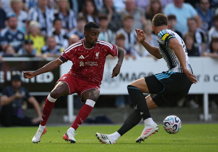 Alexander Isak og félagar í Liverpool gerðu 2-2 jafntefli við Newcastle United í fyrsta leik sínum í ensku úrvalsdeildinni. Liverpool tekur á móti Nottingham Forest í dag.