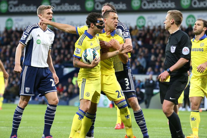 Cesc Fabregas með umræddan bolta eftir atvikið.