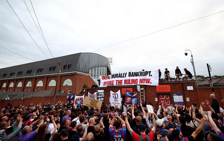 Mikill fjöldi stuðningsmanna Crystal Palace safnaðist saman fyrir fram Selhurst Park, heimavöll Palace, til að mótmæla í dag
