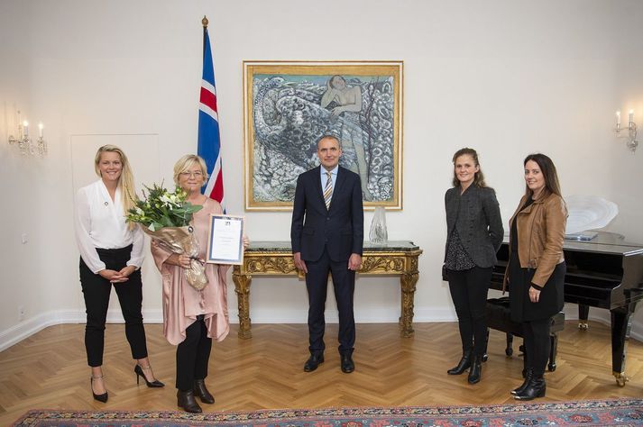 Edda Hermannsdóttir og Birna Einarsdóttir frá Íslandsbanka, Guðni Th. Jóhannesson forseti, og Herdís Helga Arnaldsdóttir og Telma Eir Aðalsteinsdóttir frá FVH.