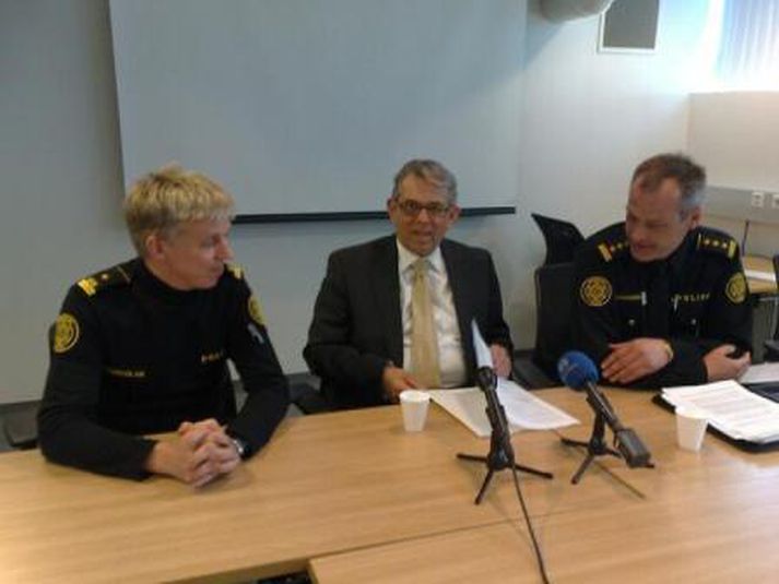 Björn Bjarnason ásamt þeim Víði Reynissyni og Jóni Bjartmarz frá ríkislögreglustjóra. Mynd/ Vilhelm.