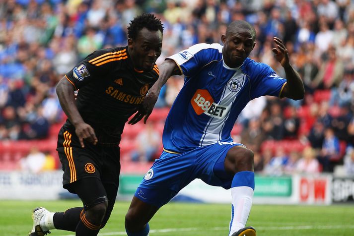 Steve Gohouri í baráttunni gegn Essien í leik með Wigan gegn Chelsea árið 2010.