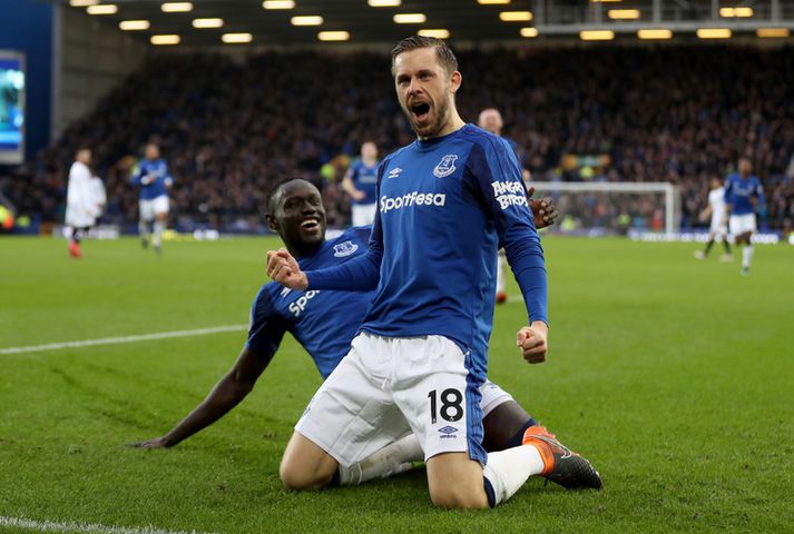 Oumar Niasse fagnar marki með Gylfa Þór Sigurðssyni. Hér eftir spilar Niasse með Aroni Einari í Cardiff.