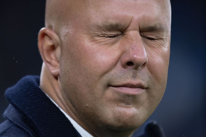 Arne Slot, knattspyrnustjóri Liverpool, er undir mikill pressu og enn meiri eftir hræðileg úrslit í gær.