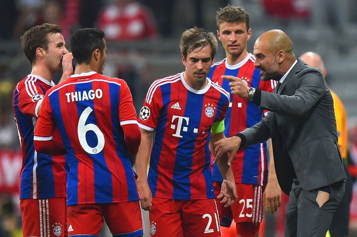 Guardiola, í rifnum buxum, ræðir við sína menn í leiknum gegn Porto í vikunni.