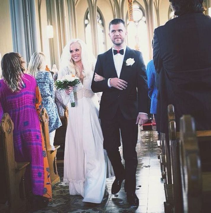 Svala Björgvinsdóttir gekk að eiga Einar Egilsson í Landakotskirkju á laugardag.