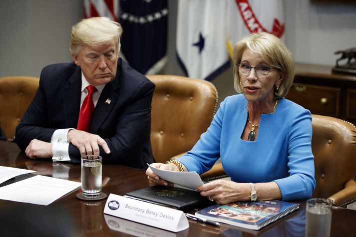 Donald Trump og Betsy DeVos ræddu skýrsluna í Hvíta húsinu í dag.