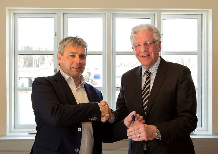 Lárus Ástmar Hannesson afhendir Sturlu lyklavöldin að bæjarskrifstofunum í Stykkishólmi.