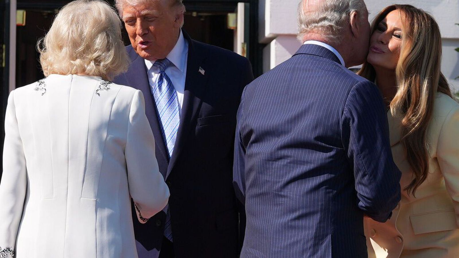 Konungs­hjónin komin vestur um haf og Karl á­varpar þingið í dag