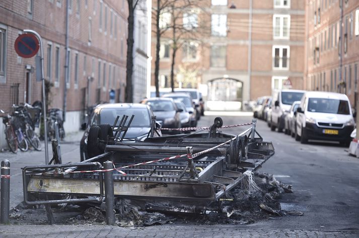 Bílar og vagnar voru brenndir í óeirðunum á götum Kaupmannahafnar í gærkvöldi.