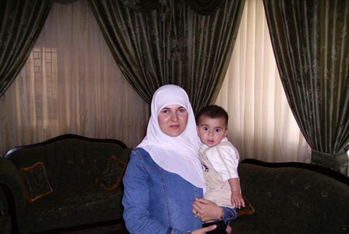 Marwa Asha hefur verið látin laus en eiginmaður hennar er enn grunaður. Myndin sýnir Asha ásamt barni þeirra.