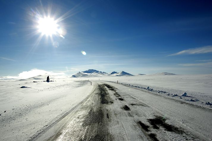 Hálka og hálkublettir eru á öllum helstu fjallvegum landsins í dag og flughált á öllu Norðurlandi.