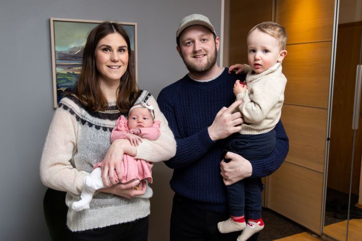 Ljósmóðirin Inga María upplifði sannkallaða bíómyndafæðingu þegar hún tók næstum ein á móti barni sínu í baðkarinu heima hjá sér. Í viðtali við Makamál segir Inga frá meðgöngunni sinni og fæðingu og áfallinu þegar maður hennar, Egill Þór, greinist með eitlakrabbamein í sumar. 