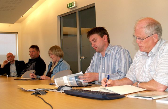 Sigurður Áss Grétarsson og Kristján Helgason hjá Siglingastofnun opna tilboð í Landeyjahöfn að viðstöddum fulltrúum frá bjóðendum.