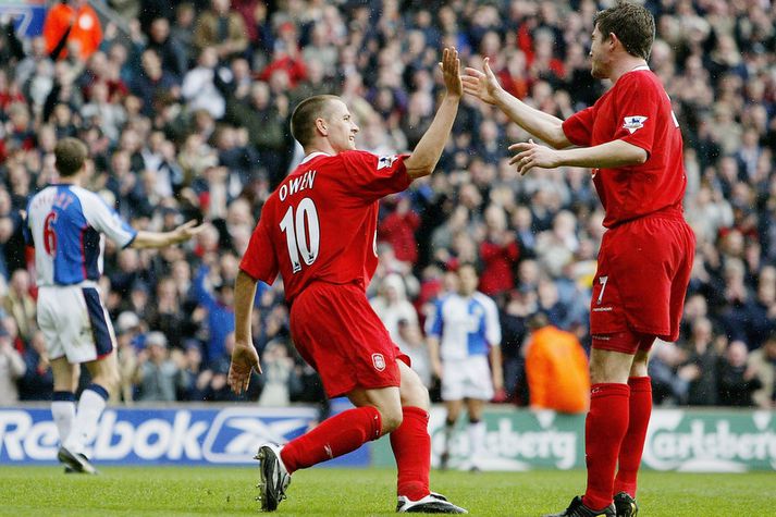 Michael Owen fagnar marki með Liverpool.