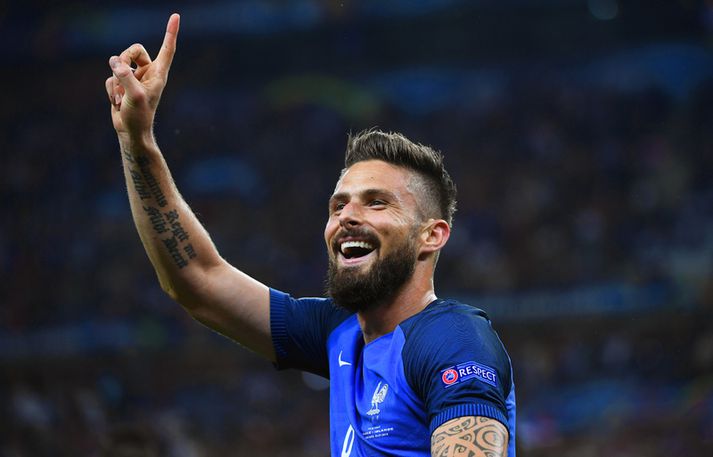 Olivier Giroud fagnar öðru marka sinna í kvöld.