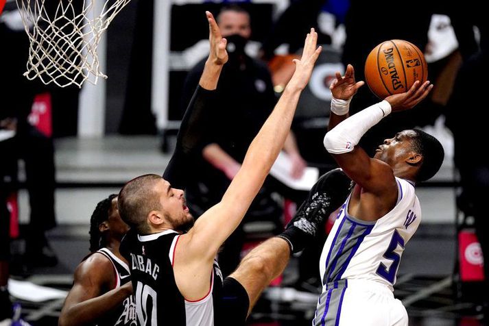 De'Aaron Fox skorar hér hjá Los Angeles Clippers en miðherjinn Ivica Zubac er til varnar.