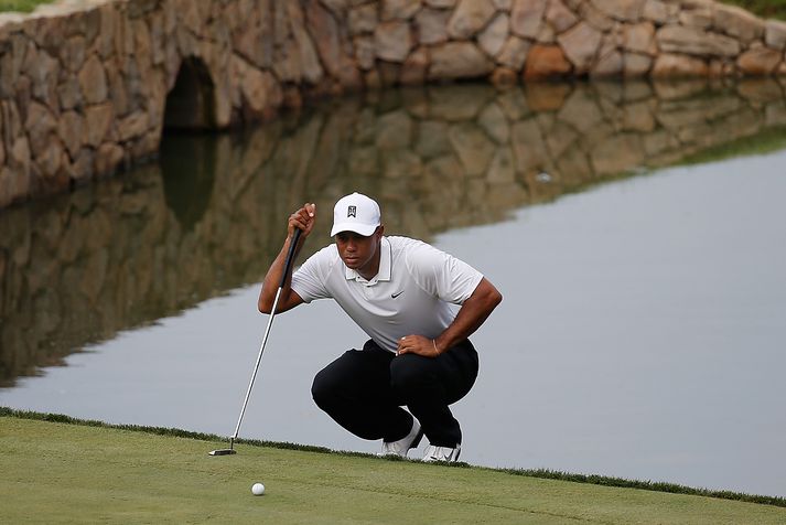 Tiger púttar hér á Quicken Loans National mótinu.