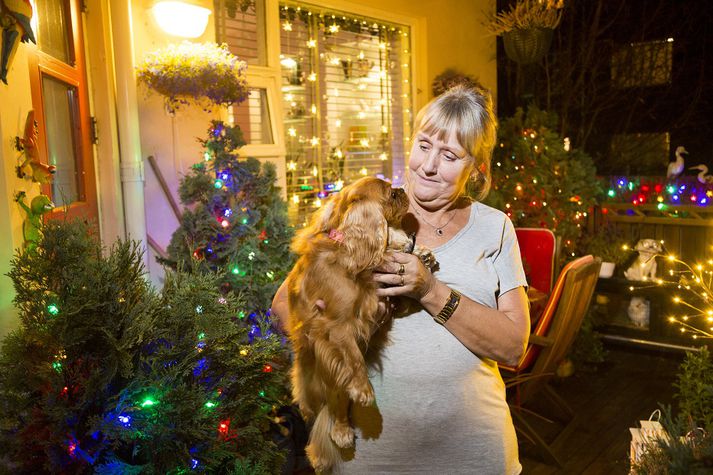 Hjördís ásamt hundi sínum í upplýstri íbúðinni.