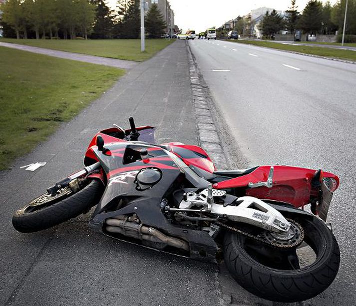 Bifhjólið, sem var ekið austur Hringbraut, kastaðist rúmlega eitt hundrað metra í slysinu. Í fjarska má sjá lögreglu- og sjúkrabifreiðar hjá Björnsbakaríi á horni Hringbrautar og Birkimels, þar sem slysið varð.fréttablaðið/daníel