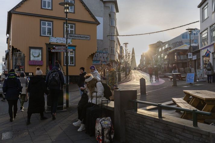 Þegar líður á morgundaginn hlýnar í veðri þegar hlýr loftmassi kemur úr suðri og breytist þá úrkoman yfir í slyddu eða rigningu á sunnanverðu landinu.