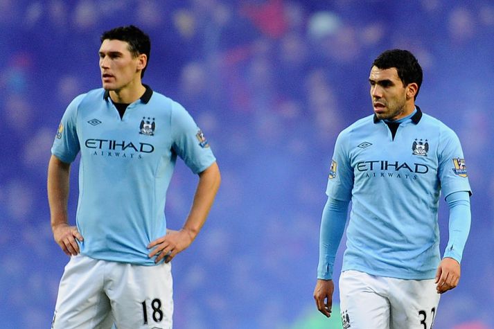 Carlos Tevez og Gareth Barry
