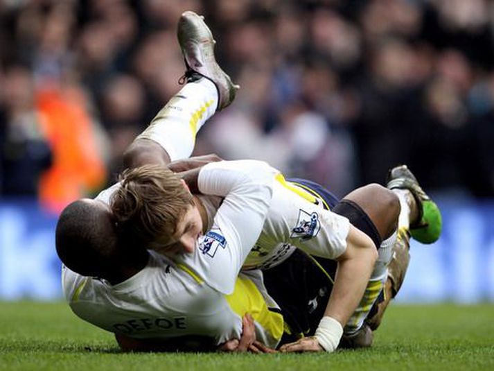 Leikmenn Tottenham í innilegum faðmlögum.
