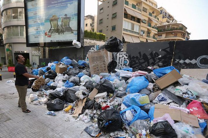 Þessi líbanski maður hendir rusli sínu í hrúgu á torgi í höfuðborginni, Beirút.