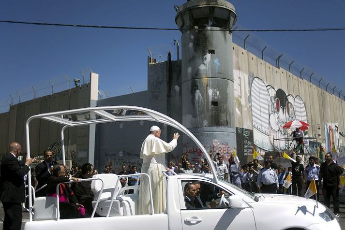 Frans tók upp á því að klæðast svart-hvítum köflóttum höfuðkufli, sem er tákn hins palestínska málstaðar.