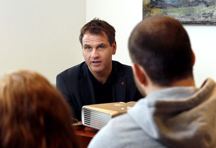 árni páll árnason Félagsmálaráðherra kynnti forsvarsmönnum fjármögnunarfyrirtækjanna hugmyndir stjórnvalda til að vinna á skuldavanda heimilanna fyrir helgi. Fréttablaðið/gva