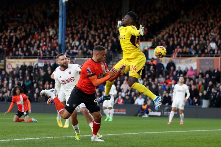 Carlton Morris skorar framhjá Andre Onana sem var kominn í skrautlega stöðu