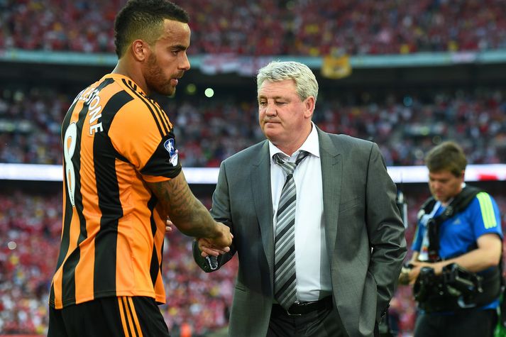 Steve Bruce og Tom Huddlestone svekktir eftir tapið í bikarnum í vor.