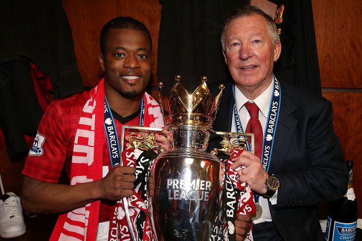 Patrice Evra með Sir Alex Ferguson og enska meistaratitilinn.