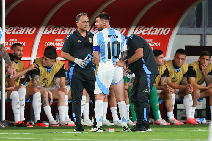 Lionel Messi fær aðhlynningu í leiknum gegn Síle.