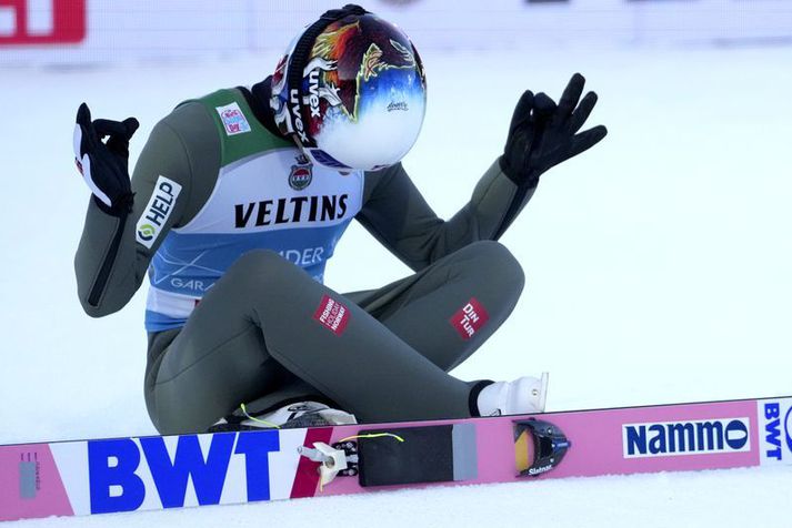 Halvor Egner Granerud fagnar hér sigri á mótinu Garmisch-Partenkirchen á Nýársdag.