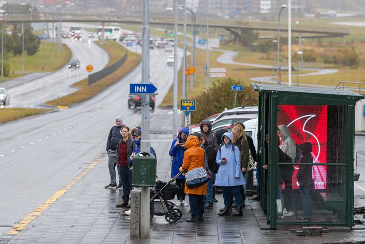 Búast má við smáskúrum og suðaustankalda á Suður- og Vesturlandi á morgun.