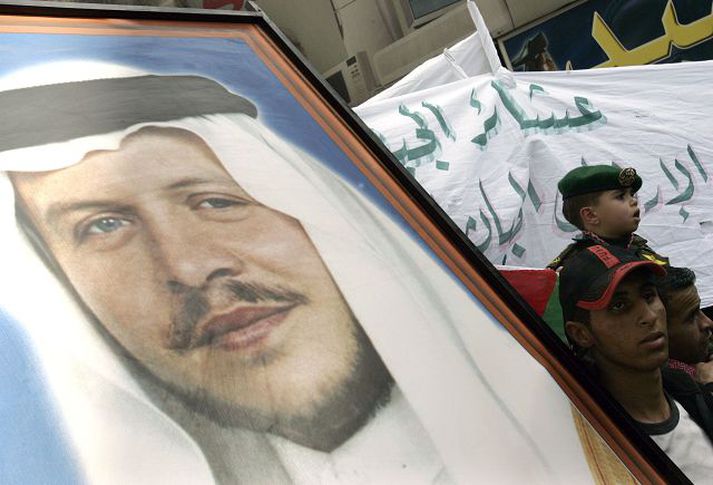 Ammanbúar reiðir. Fjölmenn mótmæli fóru fram í Amman í gær gegn hryðjuverkum og héldu göngumenn meðal annar á myndum af Abdullah konungi sínum. Al-Zarqawi hótaði í gær að drepa konung.