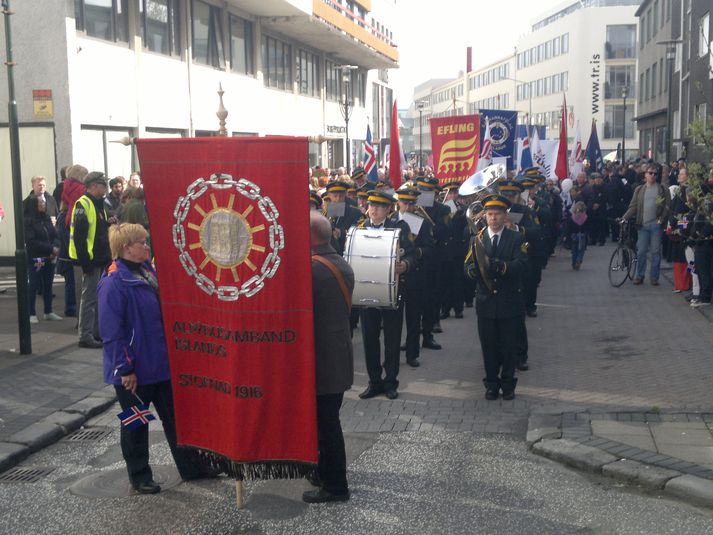 Fjöldi fólks gekk niður Laugaveginn í dag.