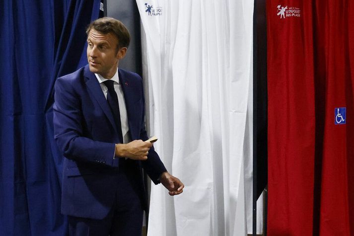 Emmanuel Macron Frakklandsforseti á kjörstað í gær.