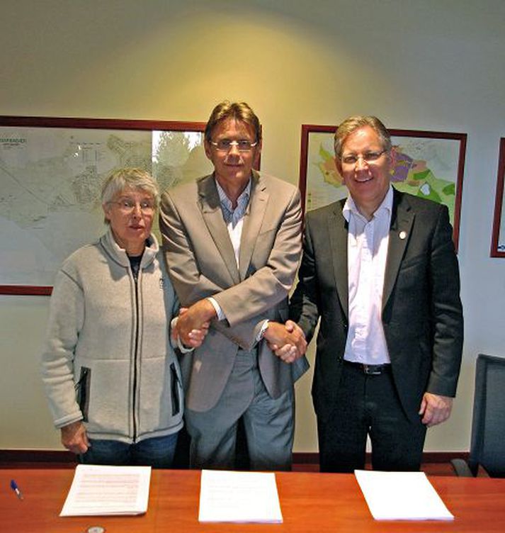 Barbara Stanzeit, Gunnar Einarsson og Magnús Gunnarsson við undirritun samningsins.
 Mynd/Brynjólfur Jónsson