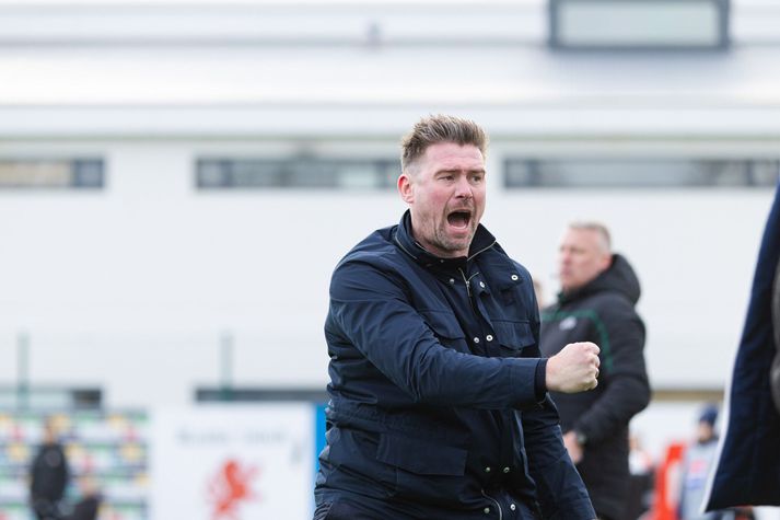 Haraldur Freyr Guðmundsson glaður á hliðarlínunni á meðan á leiknum stóð en hann fór súr af velli eftir að leik lauk. 