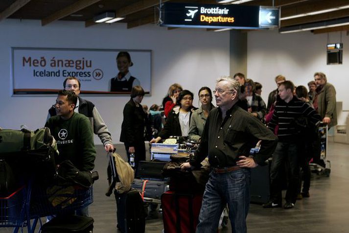 Í Leifsstöð Komu tveggja kvenna frá Rúmeníu hingað til lands bar upp á sama tíma og flugsamgöngur röskuðust í Evrópu vegna eldgossins í Eyjafjallajökli. Fréttablaðið/Pjetur