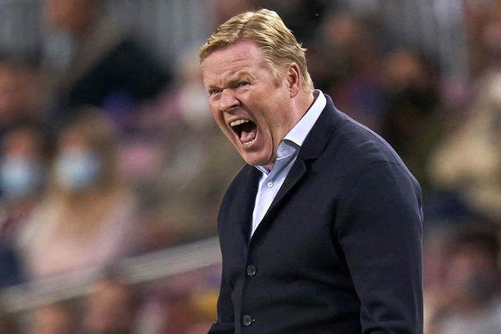 Ronald Koeman öskrar á leikmenn Barcelona.