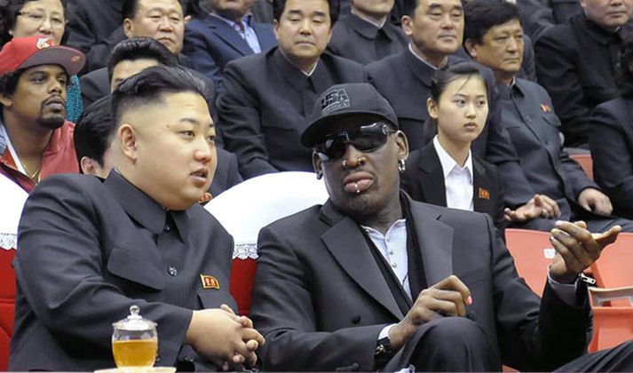 Kim og Rodman horfa saman á körfubolta í Norður-Kóreu. Rodman sagði þá vera vini fyrir lífstíð.