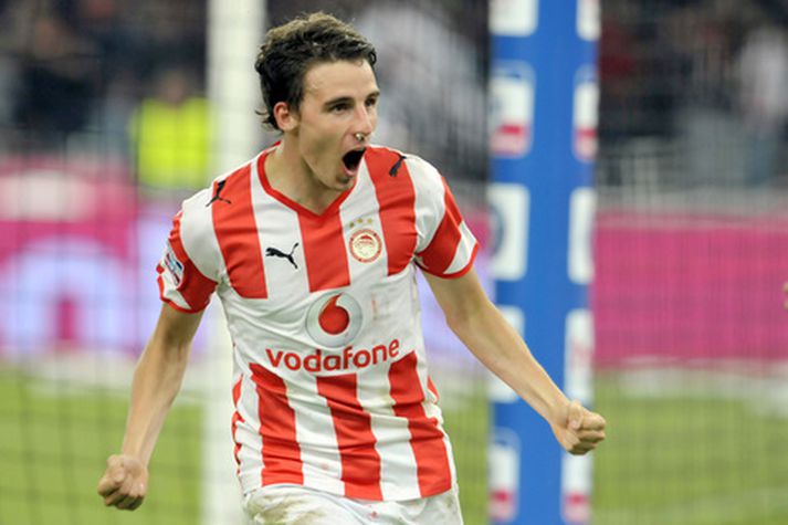 Matt Derbyshire fagnar marki í leik með Olympiakos.
