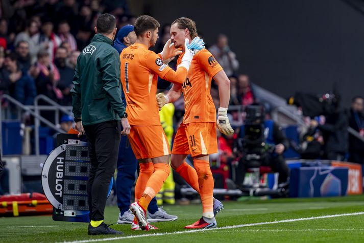 Antonin Kinsky kemur út af fyrir Guglielmo Vicario á sautjándu mínútu í 5-2 tapi Tottenaham í Meistaradeildinni í gærkvöldi.