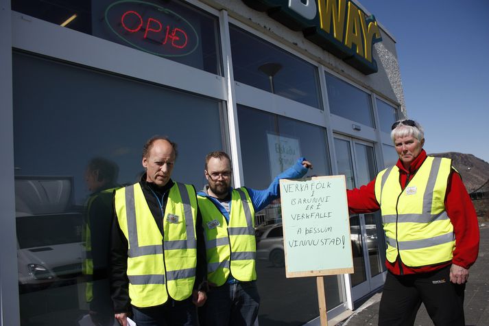 Verkfallsverðir Bárunnar hafa tekið sér stöðu fyrir utan fyrirtæki í bænum þar sem þeir telja verkfallsbrot vera framin, til að mynda á Subway.