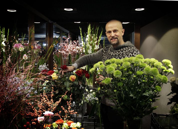 Ómar Ellertsson í sannkölluðum blómaheimi.