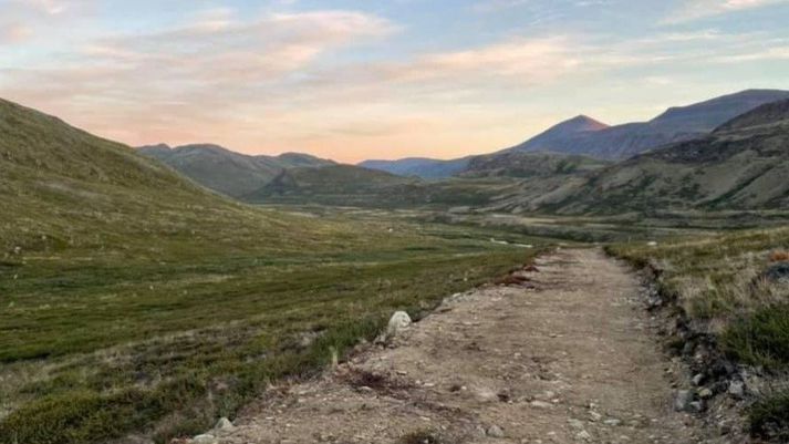 Vegna fjárskorts var ákveðið að byrja á mjóum malarslóða fyrir torfærutæki.